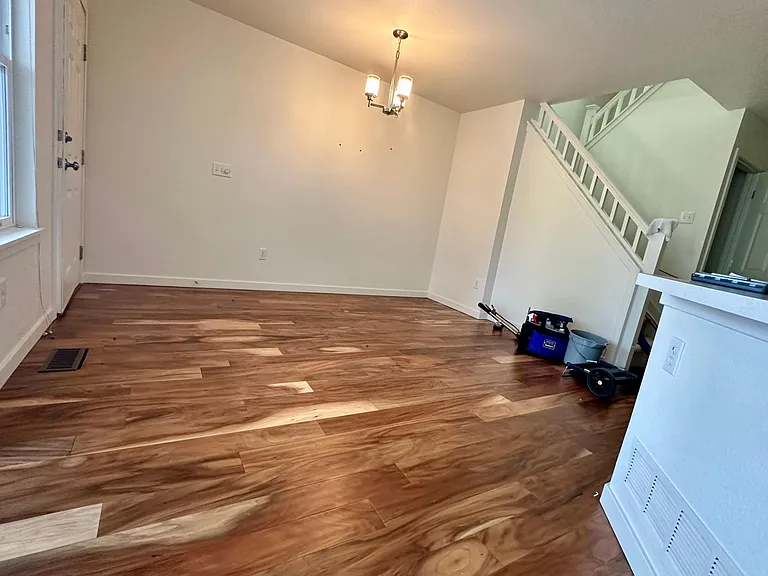 111 Rowena Pl — Photo 2