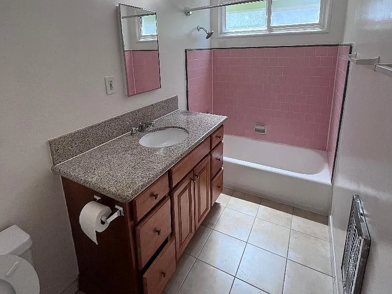 15943 Victory Blvd #2 — Photo 9