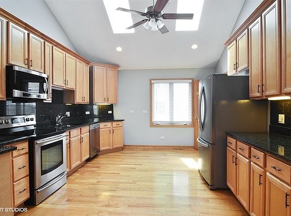 4th image of 915 E Prairie Ave