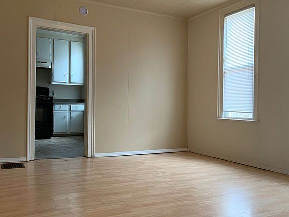3rd image of 253 Dean St NE