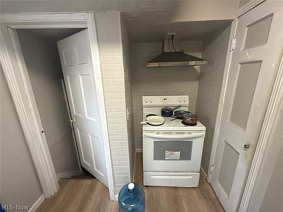 5th image of 17316 Throckley Ave