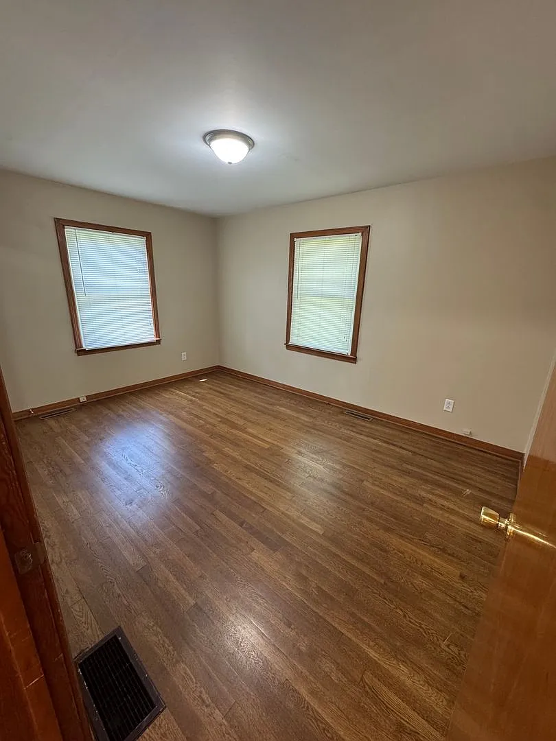 2 Bedroom, 1 Bathroom House — Photo 3