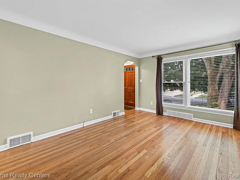 4521 Elmwood Ave — Photo 13