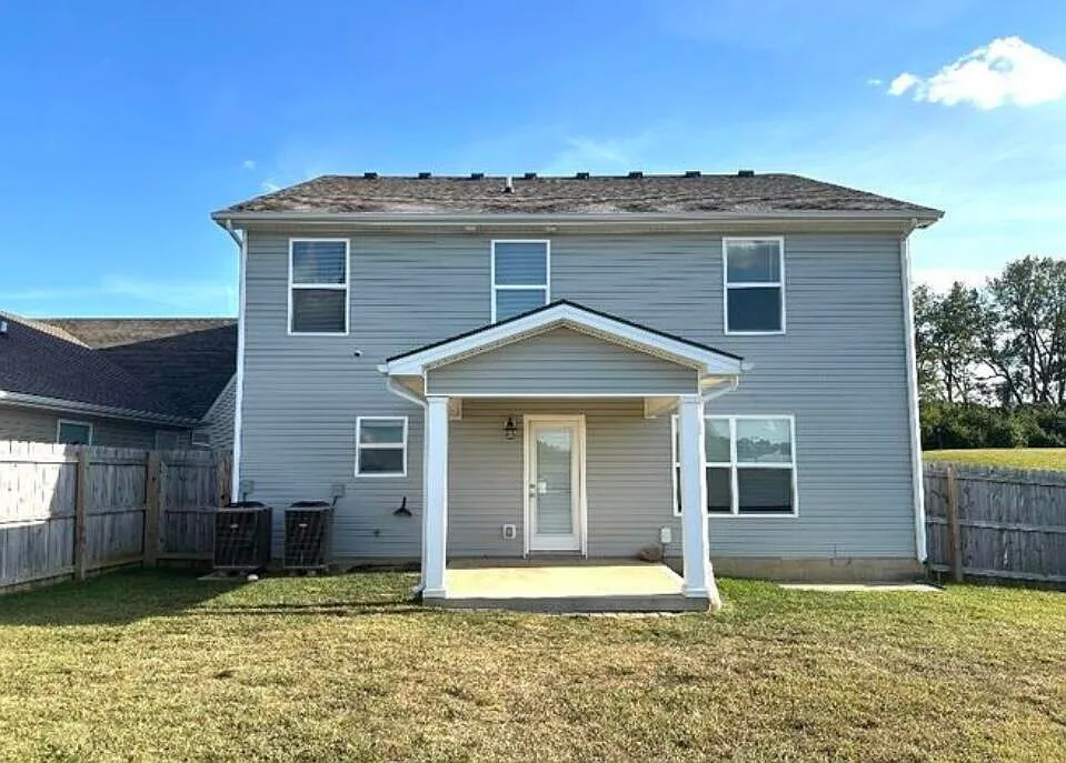 4 bed, 2.5 bath, 2344 sqft, $2,600 — Photo 3