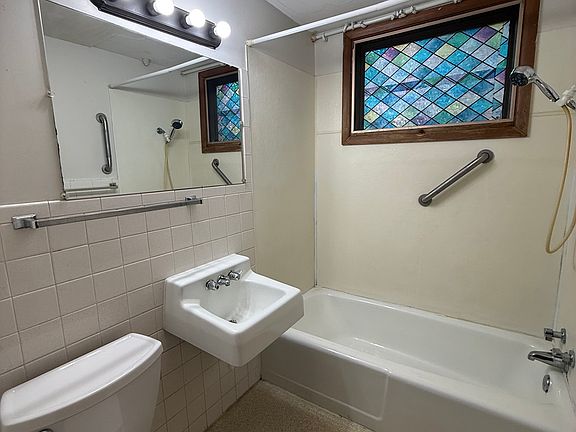 4th image of 1024 E St #9