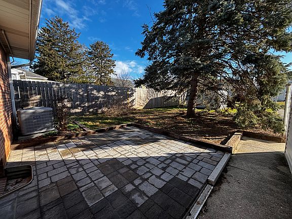 5th image of 410 Maple Ave