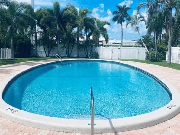 1801 NE 62nd St APT 105