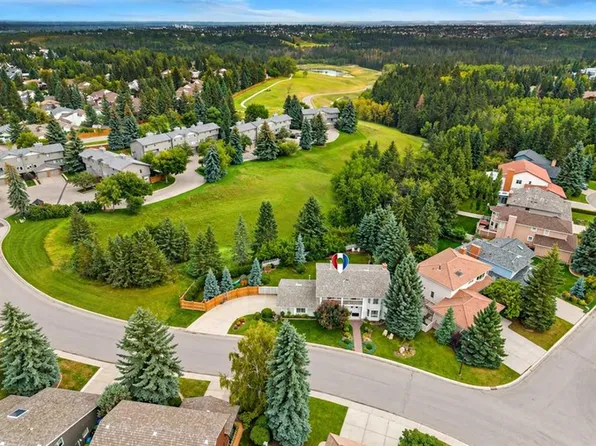 72 NW Woodacres Cres SW, Calgary, AB T2W 4V6