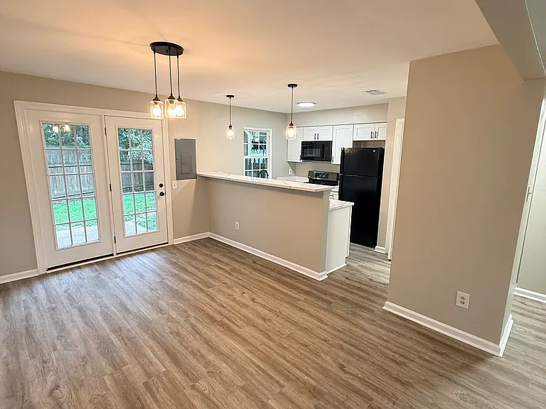 755 Huntly Dr — Photo 4