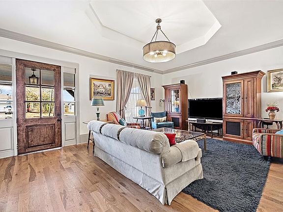 4th image of 309 N Washington St