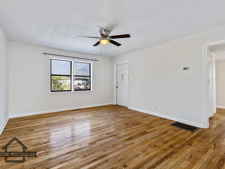 Living room (from kitchen)