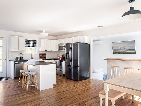 3rd image of 12 Amagansett Dr E
