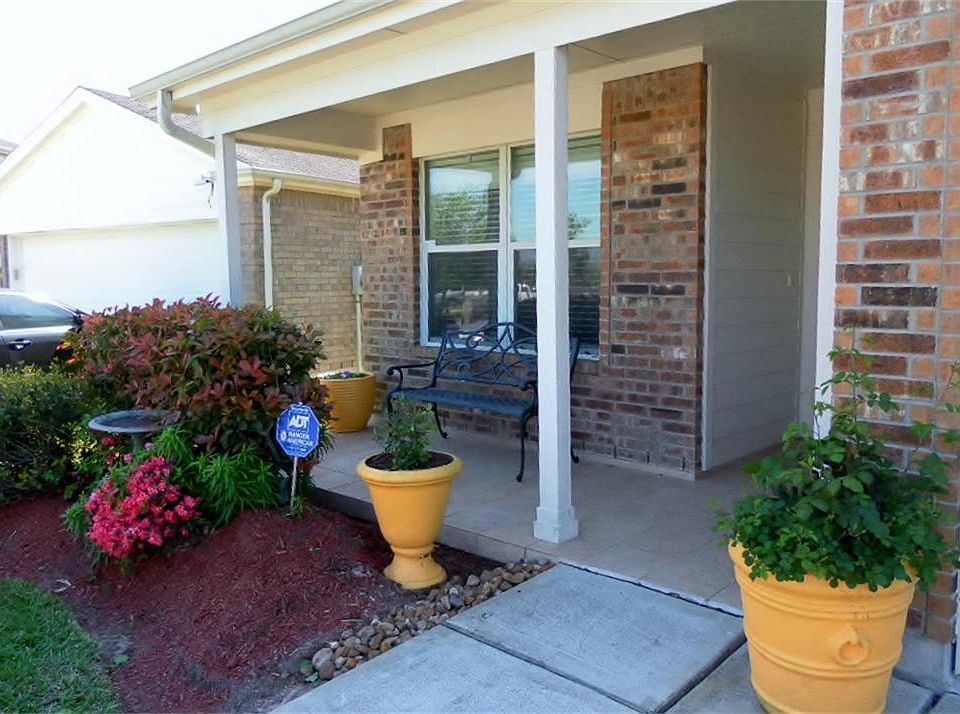 Such an inviting front porch.
