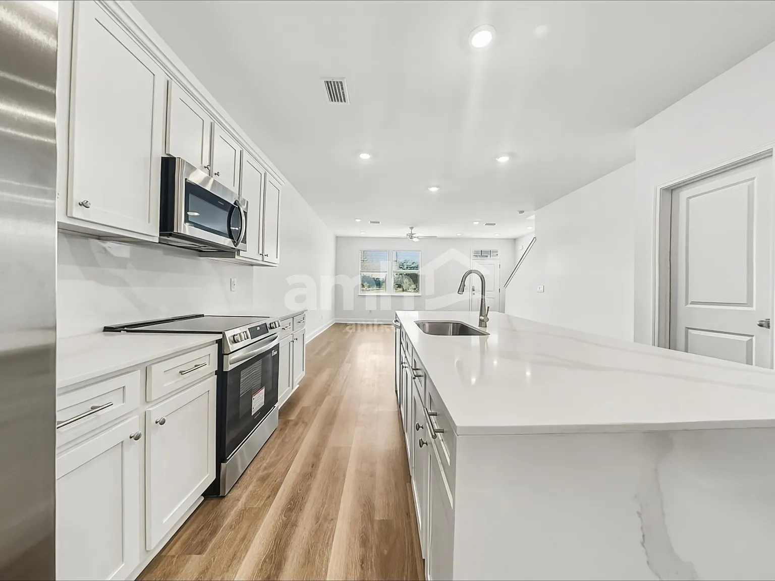 3 bed, 2.5 bath, 1840 sqft, $2,370 — Photo 4