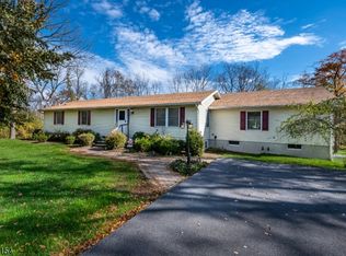 8 Countryside Rd, Columbia, NJ 07832