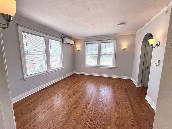 3rd image of 2420 1/2 N Robinson Ave #3