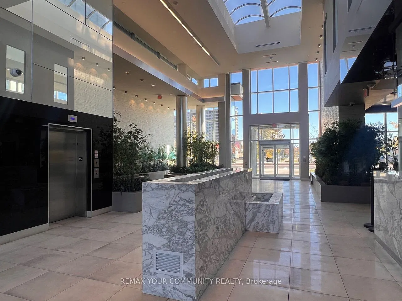 9600 Yonge St — Photo 2