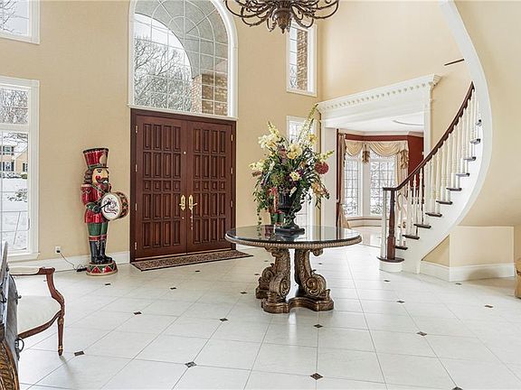 3rd image of 220 River Farm Dr
