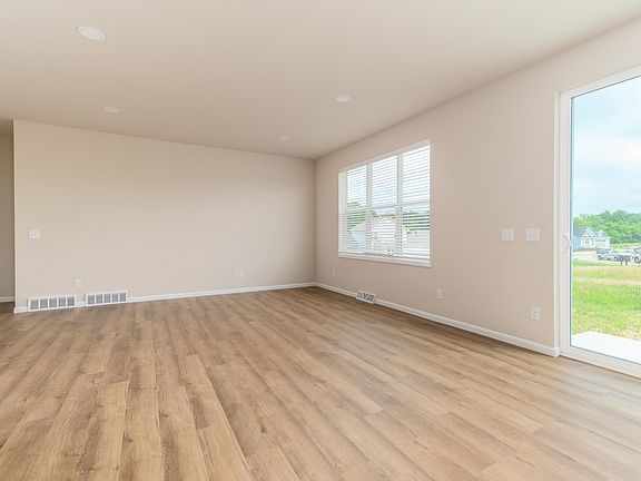 3rd image of 6050 Woodbine Dr
