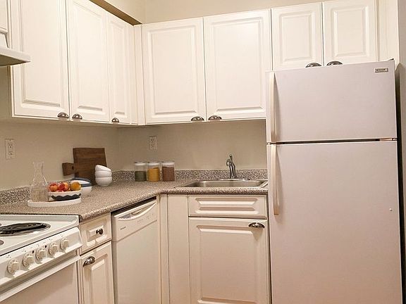 3rd image of 423 E 90th St APT 3F