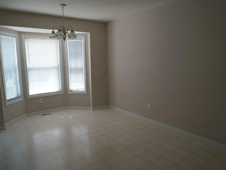 100 Halle Ct — Photo 9