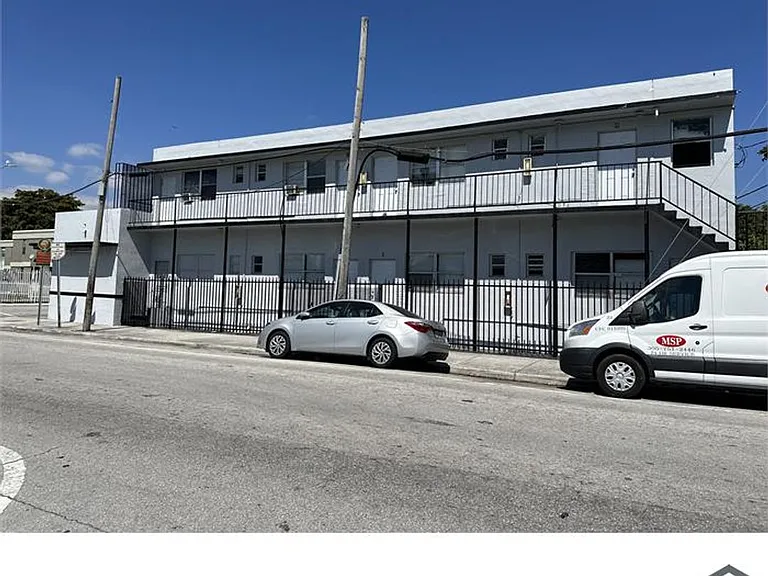 467 NW 8th St — Photo 2
