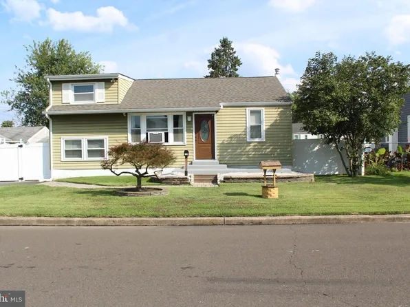 124 Green Lynne Dr, Levittown, PA 19057