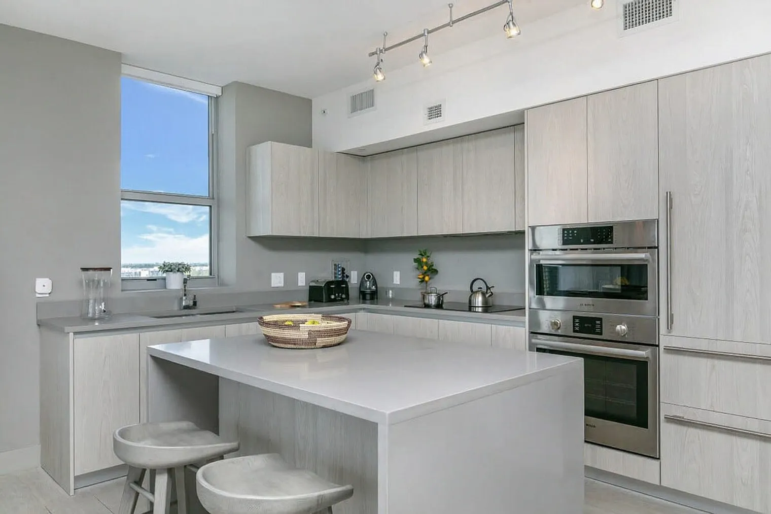 3 bed, 2.0 bath, 1485 sqft, $7,942 — Photo 3