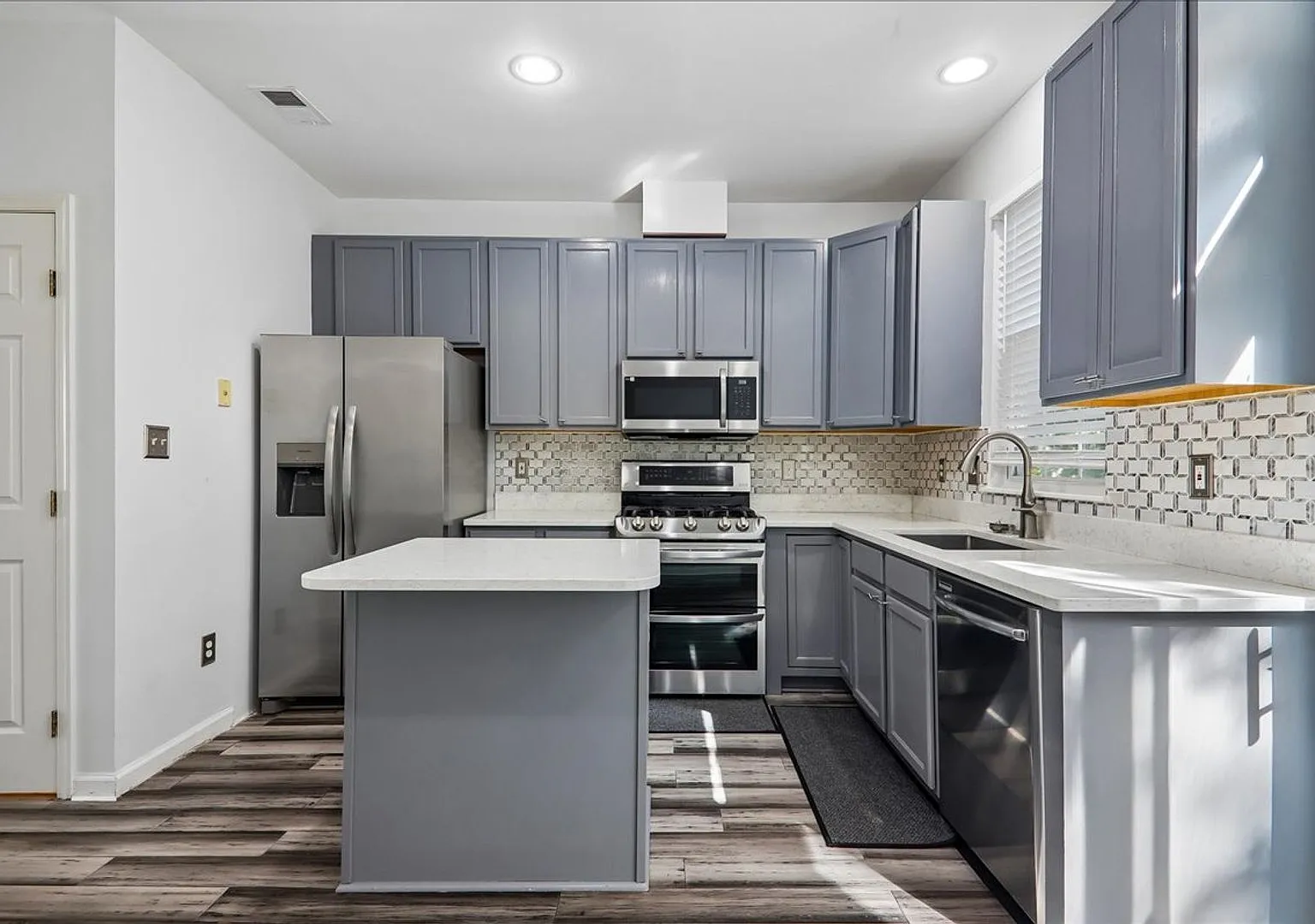 Beautiful Upgraded 3-Bedroom Home in Alexandria's Mount Vernon Area — Photo 2
