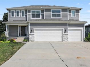 913 NE Ravenwood Ter, Lees Summit, MO 64086