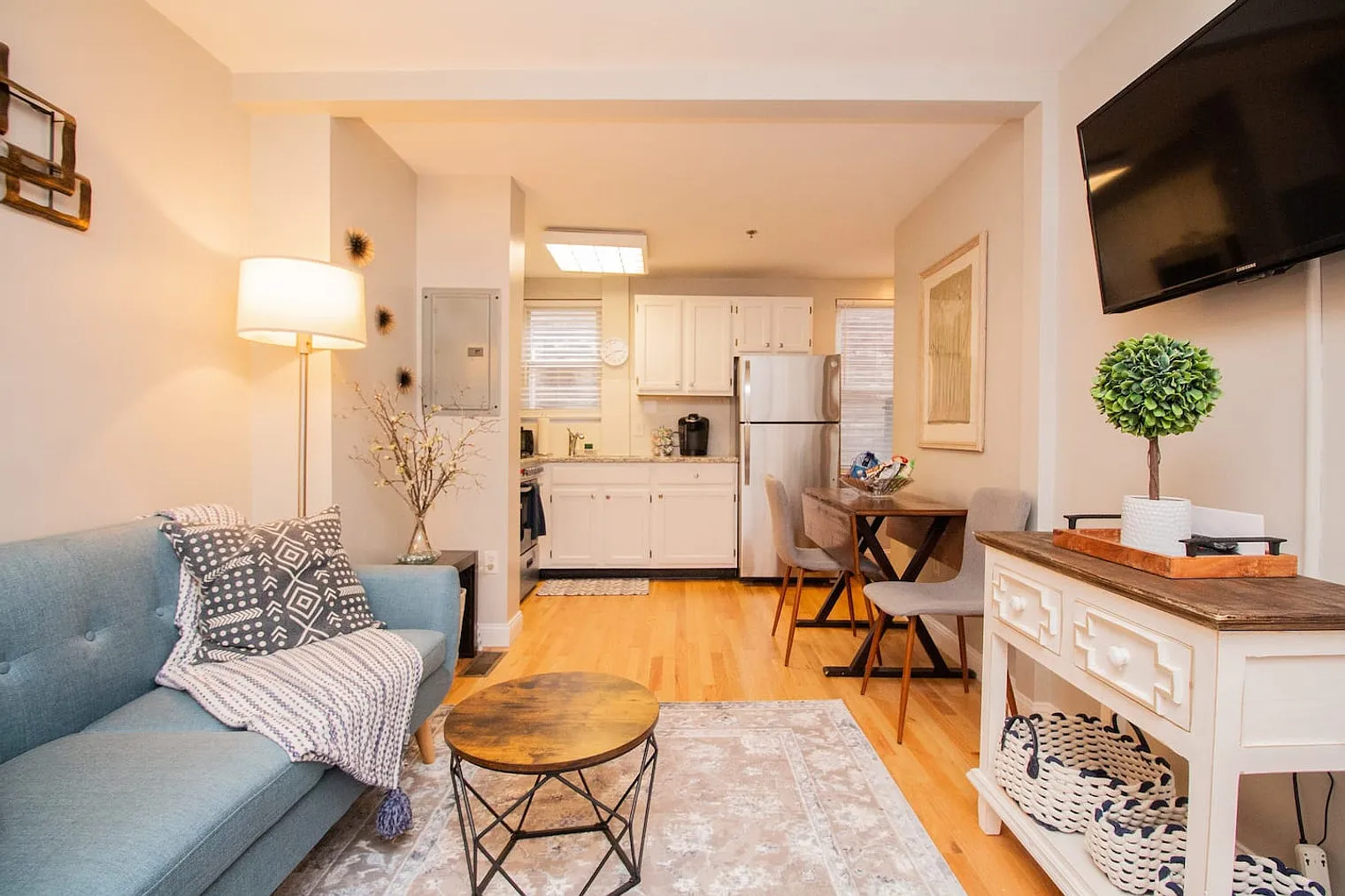 2 bed, 1.5 bath, 893 sqft, $5,078 — Photo 3