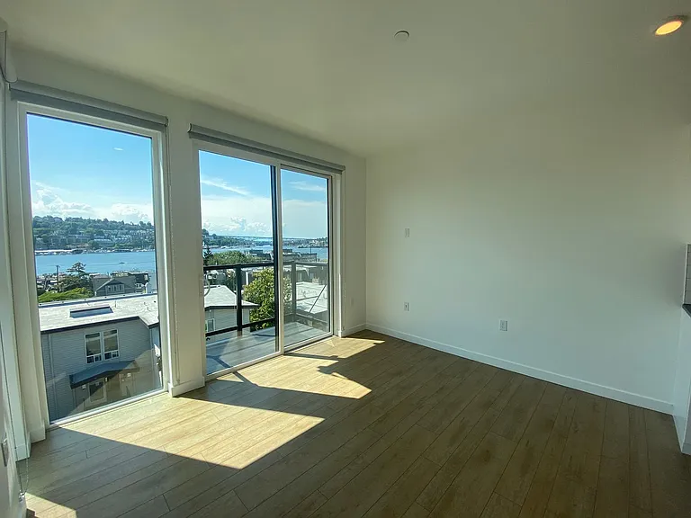 Welcome to Lakeview! - Live in Luxury & Style in the heart of Eastlake — Photo 14
