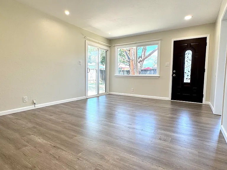 908 Live Oak Dr — Photo 7