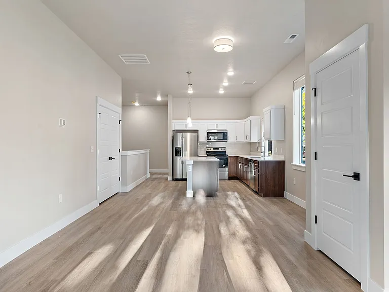 615 N Locust St — Photo 8