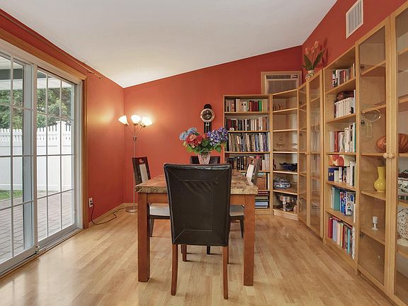 4th image of 961 Merillon Ave