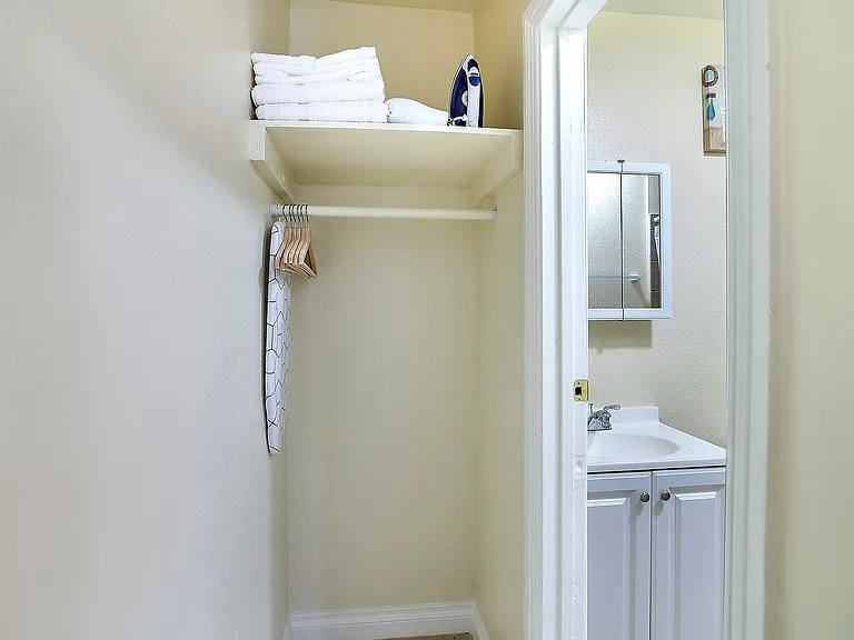 West Adams Studio Apartments — Photo 20