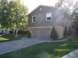 320 Merrie Ln, Racine, WI 53405