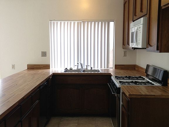 3rd image of 5946 Chateau Dr