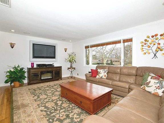 4th image of 6 Lauren Ave S