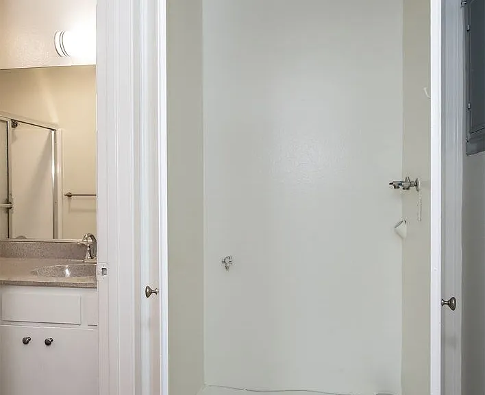 404 E Birch St — Photo 12