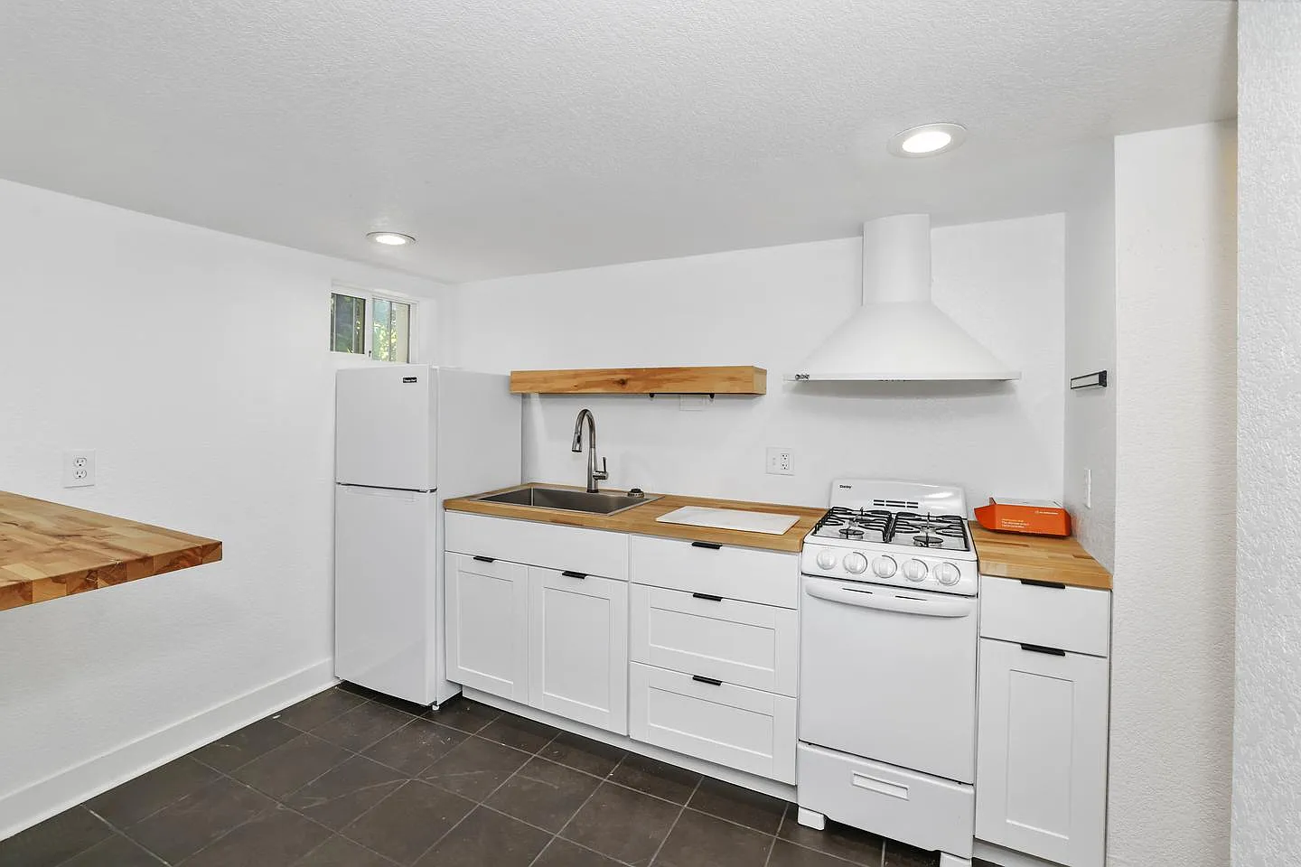 1 bed, 1.0 bath, 2247 sqft, $1,400 — Photo 4