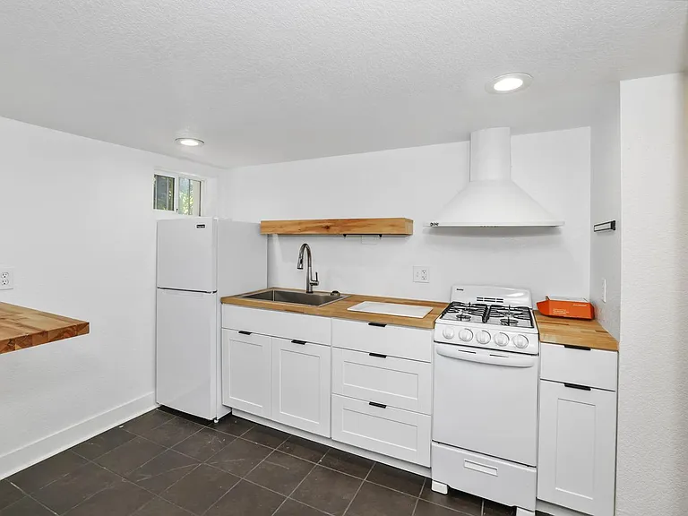 536 N Logan St #B — Photo 4