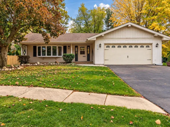 4877 E Lawn Dr, Rockford, IL 61108