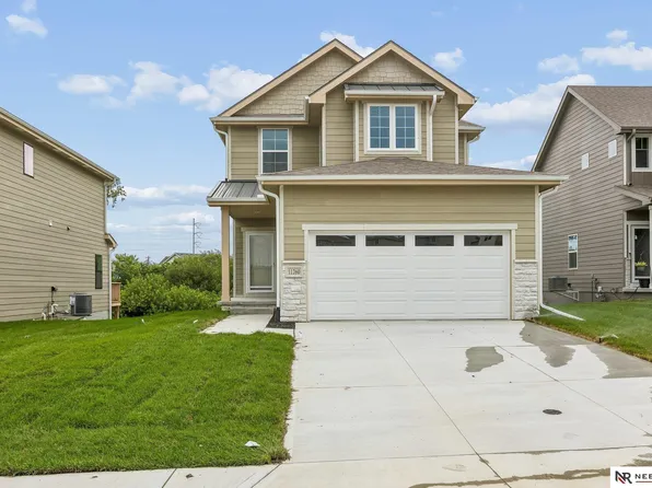 11260 Portage Dr, Papillion, NE 68046