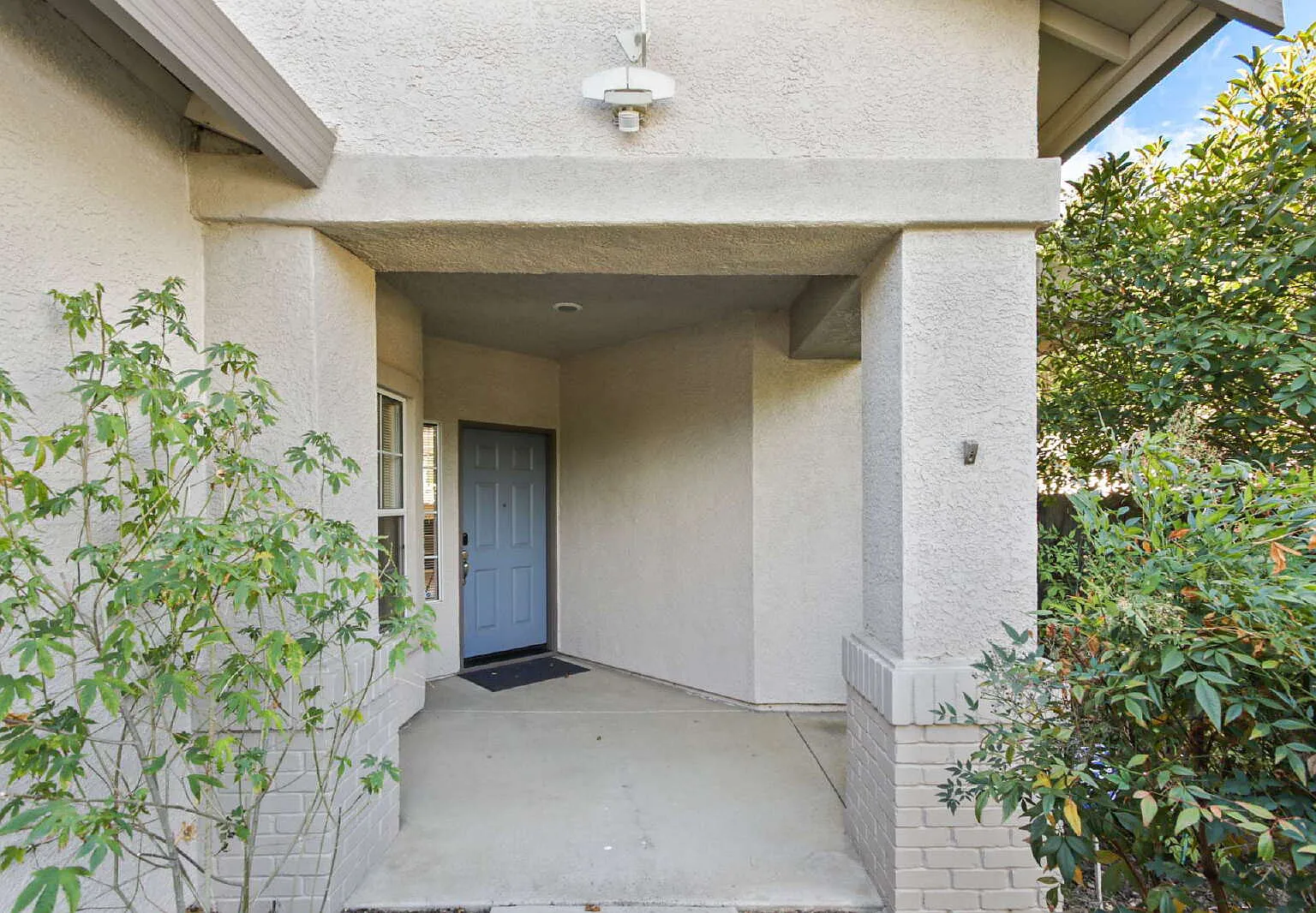 3 bed, 2.0 bath, 1567 sqft, $3,200 — Photo 2