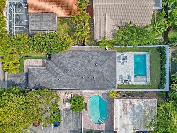 4th image of 1280 NE 40th Street