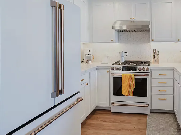 888 Elizabeth St #2 — Photo 2