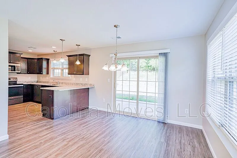 4 bed, 2.5 bath, 1642 sqft, $1,825 — Photo 4