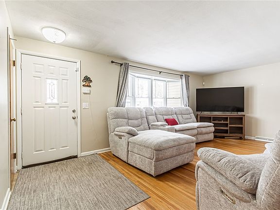 4th image of 210 Sunnyside Dr