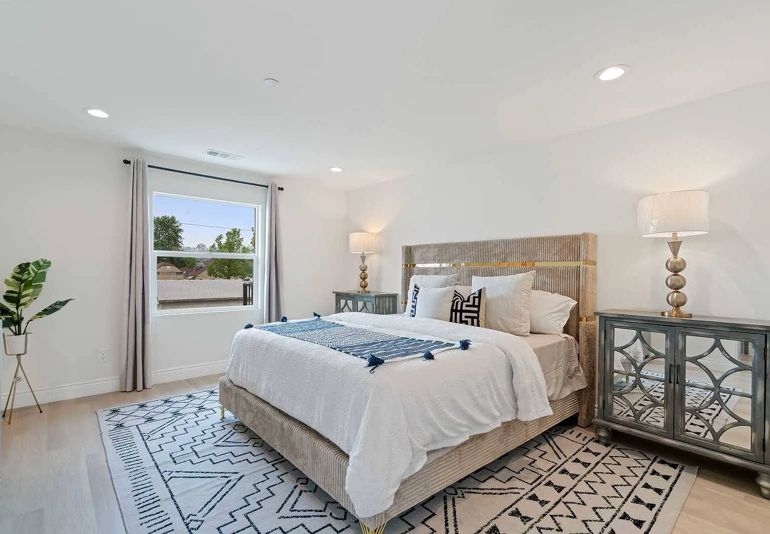 3 bed, 2.5 bath, 1726 sqft, $6,100 — Photo 4